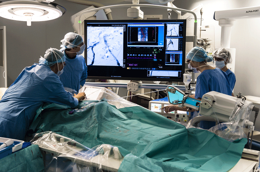 Chirurgie assistée par ordinateur : un bloc opératoire équipé d'un robot
