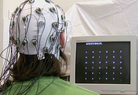 La personne équipée d'un casque EEG focalise son attention sur la lettre qu'elle veut épeler. Lorsque cette lettre est flashée, une onde cérébrale particulière est générée ; elle est ensuite récupérée, détectée et interprétée par la machine. Cette application permet ainsi d'écrire du texte par la pensée. Image réalisée à l'unité Inserm 1028, Équipe "Dynamique Cérébrale et Cognition", Bron.
