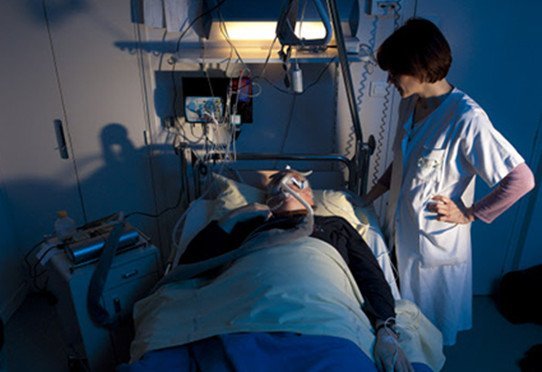 Corinne Loiodice, préparation du patient pour l'enregistrement d'un hypnogramme, tracé qui résume le déroulement du sommeil au cours de la nuit. Laboratoire du sommeil de l'unité de recherche Inserm 1042 "Hypoxie et physiopathologies cardiovasculaire et respiratoire", CHU Grenoble.