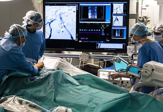 Bloc opératoire, assistance par l'image sur navigation endovasculaire, artères des membres inférieurs du patient. Plateforme de recherche TherA-Image, salle de thérapie et chirurgie mini-invasive guidée par l'image sur un écran de contrôle, service cardiologie du CHU Rennes, Pontchaillou.