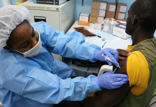 Un volontaire reçoit une inoculation à l'hôpital Redemption à Monrovia le jour de l'ouverture au Libéria de l'essai PREVAC, un essai de phase 2 du vaccin Ebola en Afrique de l'Ouest. Crédit : NIAID