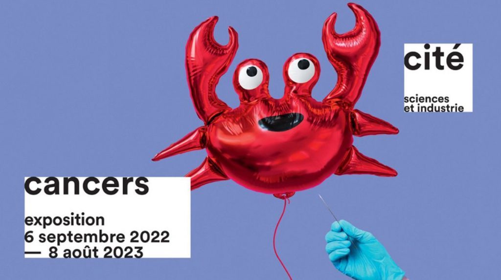 Visuel de l'exposition Cancer, présentée à la Cité des sciences et de l'industrie du 6 septembre 2022 au 8 août 2023.Un ballon gonflé à l'hélium en forme de crabe et une main gantée (celle d'un soignant ou d'un chercheur), qui s'apprête à perce le ballon avec une aiguille.
