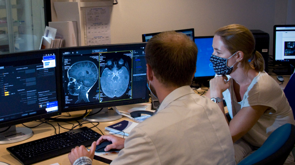 Antoine Le Boedec et Nadège Roche-Labarbe étudient les images obtenues par IRM du cerveau d’un bébé.