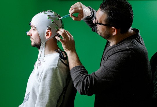 Essai "Mind your brain". Installation d'un bonnet EEG sur Jordan Alves