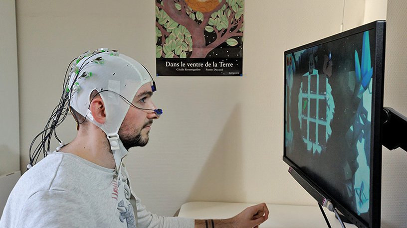 Un sujet teste un jeu vidéo pour les besoins de l'essai "Mind Your Brain"